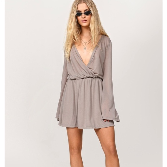 Tobi Dresses & Skirts - TOBI Eliza Bell Sleeve Day Dress